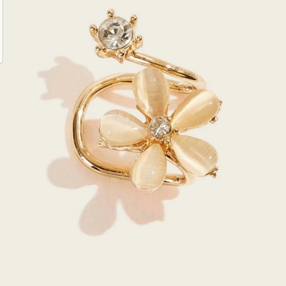 *Blossom* Gold ear Cuff - Picture 2 of 3